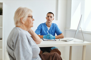 Obraz premium an elderly woman is examined by a doctor a visit to the hospital