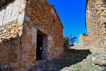 Fototapeta premium Remains of old houses in the town of Montoro de Mezquita Teruel