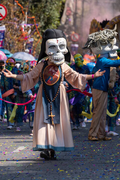 Sor Juana In&eacute;s de la Cruz en el desfile de d&iacute;a de muertos de la Ciudad de M&eacute;xico