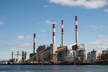 Obraz premium Ravenswood Generating Station - a large power plant in Long Island City in Queens, New York which sfueled primarily by fuel oil and natural gas.