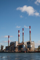 Obraz premium Ravenswood Generating Station - a large power plant in Long Island City in Queens, New York which sfueled primarily by fuel oil and natural gas.
