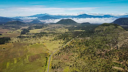 Fototapeten Caminos de Michoacan. Vista aerea de paisaje con neblina. © esdelval