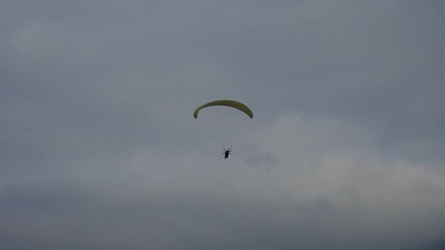 Parapente motorizado volando extremadamente bajo sobre la playa del Puerto de la Cruz, en la isla de Tenerife, Comunidad Aut&oacute;noma de Canarias