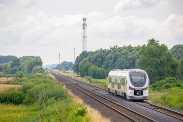 Szynobus pędzi pod górkę © Erap2