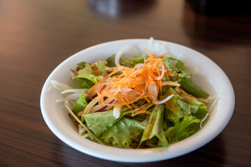 キャロットラペが乗ったサラダ 一人分