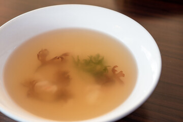 カニの身が入った海藻スープ