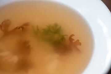 カニの身が入った海藻スープ