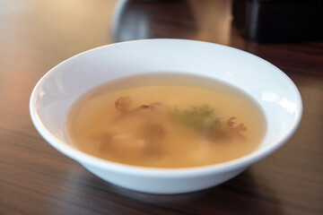 カニの身が入った海藻スープ