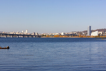 Obraz premium Saratov, view of the city and the bridge over the Volga river