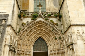 Le tympan du portail de la cathédrale Saint-Pierre de Saintes