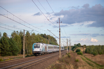 Ekspres pasażerski w lesie © Erap2