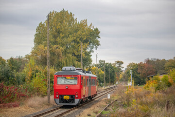 Wagon motorowy zbliża się do przystanku osobowego w jesiennym klimacie © Erap2