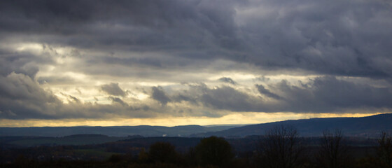 Obraz premium Die Wolkenansammlungen an einem windigen Herbstag.