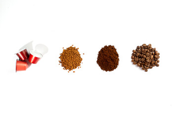 várias formas de café divididas em um punhado de grãos torrados, outro de café moído, outro de café solúvel e outro de cápsulas de café para máquina.