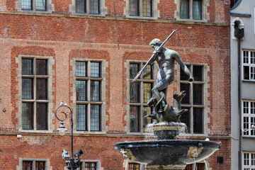 Danzig, Neptunbrunnen vor dem alten Rathaus in der Altstadt © thosti57