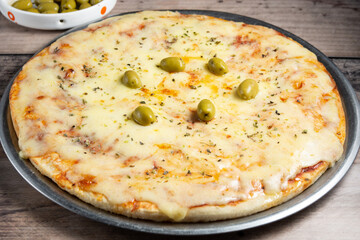 pizza recien salida del horno servida en la mesa del restaurant