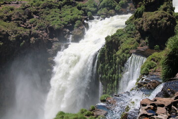 Cachoeira entre vegetação; céu azul e natureza