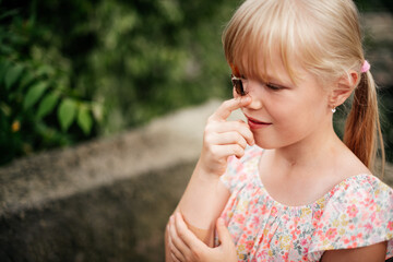 
Mädchen setzt einen Schmetterling auf Nase