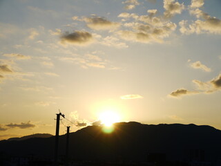 山に落ちる夕日　