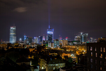 Panorama nocnej Warszawy, światła miasta nocą, ciepła letnia noc w Warszawie 