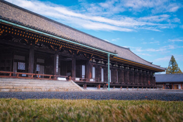 京都、蓮華王院 三十三間堂の本堂と境内風景です