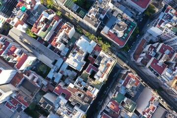 Vista aérea de edificios y cruce de calles en una ciudad. 
