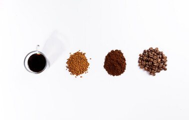diversos tipos de café divididos em pilhas, de grãos torrados, de café moídos, de café solúvel, e ao final uma xícara de café pronto para beber, sobre fundo branco