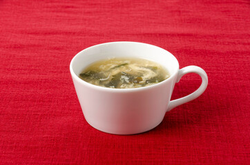 玉子とワカメの中華風スープ