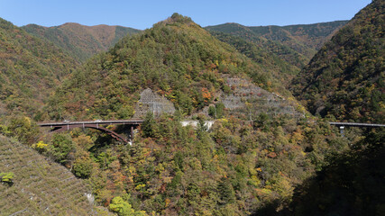 A road that can be seen in the distance in the autumn mountains