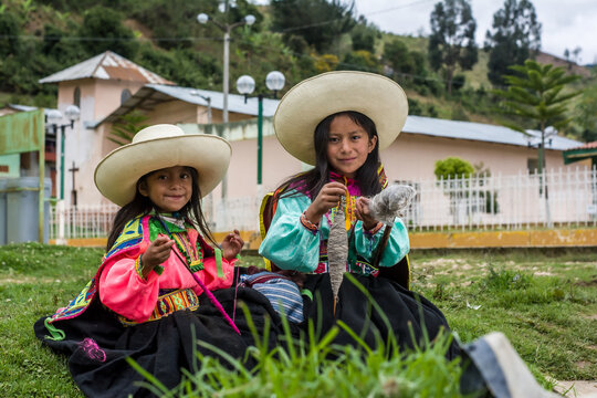 Ni&ntilde;as Latinoamericanas andinas posando en distintos lugares con ropas y sombreros tradicionales haciendo hilo y tejidos 