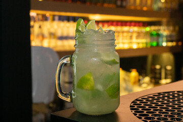 Caipirinha de lim&atilde;o no bar, fundo escuro, luz, backlight, copo iluminado, deliciosa, bar, lounge, copo