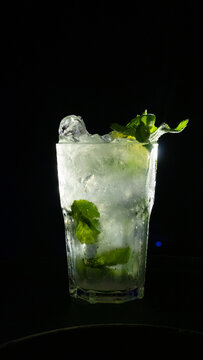 Caipirinha de lim&atilde;o no bar, fundo escuro, luz, backlight, copo iluminado, deliciosa, bar, lounge, copo