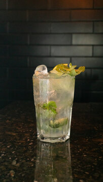 Caipirinha de lim&atilde;o no bar, fundo escuro, luz, backlight, copo iluminado, deliciosa, bar, lounge, copo
