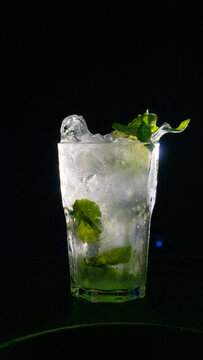 Caipirinha de lim&atilde;o no bar, fundo escuro, luz, backlight, copo iluminado, deliciosa, bar, lounge, copo