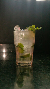 Caipirinha de lim&atilde;o no bar, fundo escuro, luz, backlight, copo iluminado, deliciosa, bar, lounge, copo