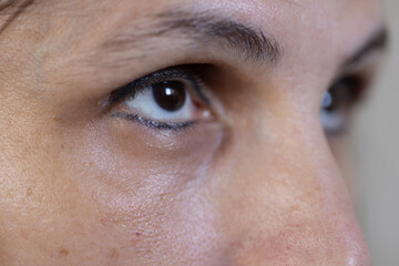 Fototapeta premium retrato dos olhos escuros de uma mulher de 40 anos