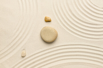Pierres de spa sur sable clair. Concept zen