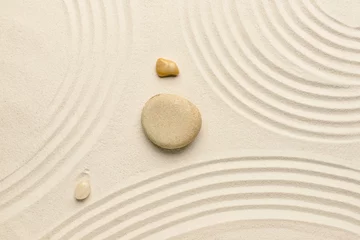 Poster de jardin Pierres dans le sable Pierres de spa sur sable clair. Concept zen