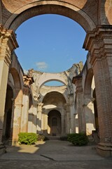 Fototapeta na wymiar ancient ruins of a church in central america