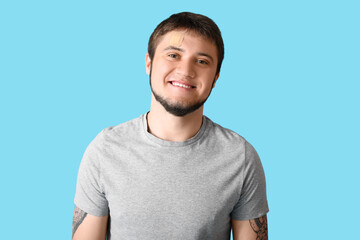 Obraz premium Man with medical patch on his forehead against color background