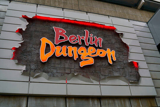 Leuchtreklame f&uuml;r das Dungeon Berlin. Im Dungeon machen Besucher eine durch Schauspieler inszenierte Zeitreise durch die dunkle gruselige Geschichte Berlins.