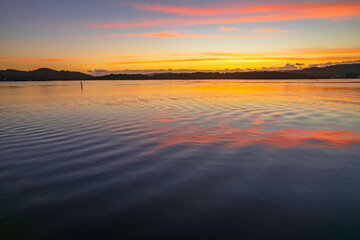 Obraz premium Sunrise over the bay with clouds