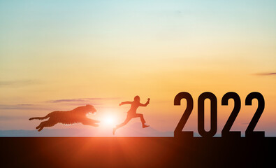 2022年イメージ　ビジネス向け年賀状素材　虎と走る男性