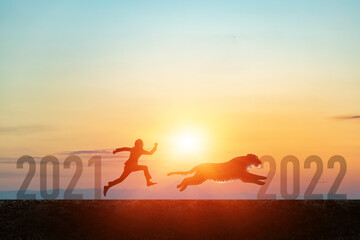 2022年イメージ　ビジネス向け年賀状素材　虎と走る男性