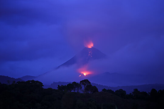 Volc&aacute;n de Colima, Volc&aacute;n de Fuego.