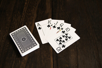 木製テーブルにあるトランプ