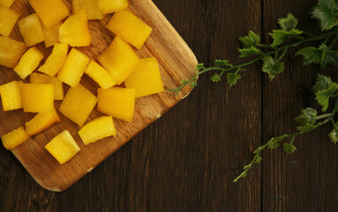 木製テーブルにあるまな板の上のカットされたパプリカ