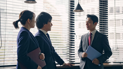 ミーティングする日本人ビジネスグループ