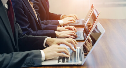 オフィスでノートパソコンを使う人々