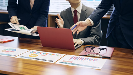 オフィスでミーティングするビジネスグループ